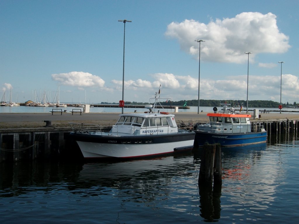 Boote vom Hafenkapitän und Polizeiboot am 27.Juni 2010 im Stadthafen von Stralsund.