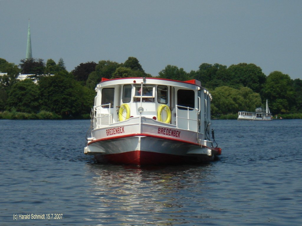 BREDENBEK am 15.7.2007, Hamburg auf der Auenalster
Alsterdampfer / ex Heinz Koch (bis 1946) / La 20,5 m, B 5,1 m / 1 MWM-Diesel 3-Zyl. 60 PS, mit Schacht / 1938 bei August Pahl, Hamburg-Finkenwerder / 1979 umgebaut auf Einmannbetrieb mit Anlegemagneten, Daimler-Benz-Diesel 79 kW ohne Schacht, 131 PS, Tg 1,47 m, 180 Pass. / 
