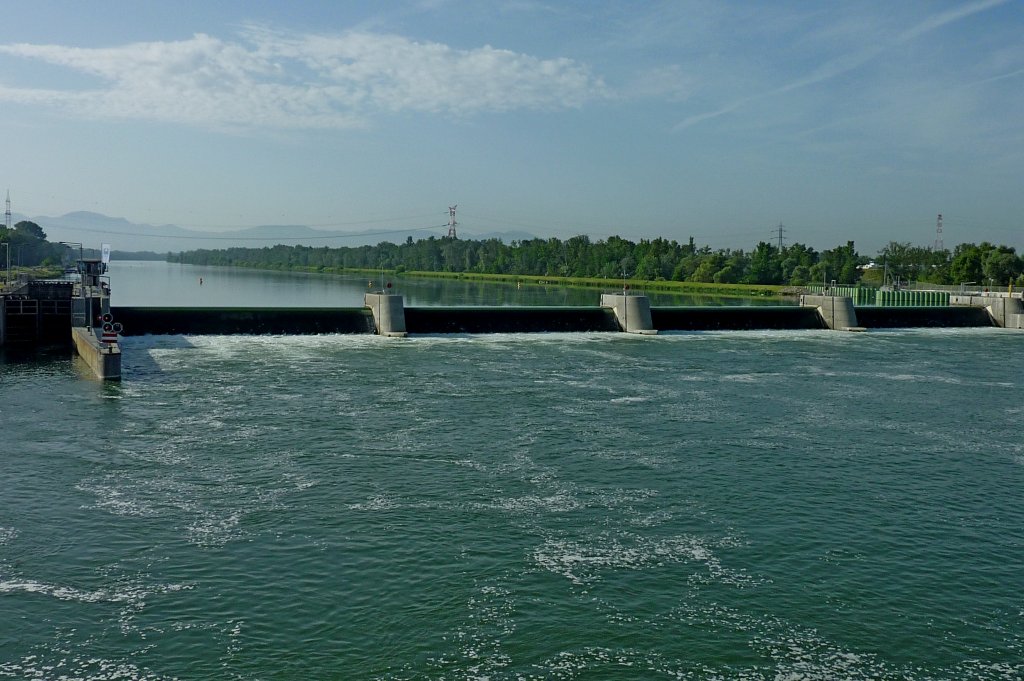 Breisach am Rhein, die Kulturschleuse (ganz links)und das Stauwehr am Altrhein, Juni 2012