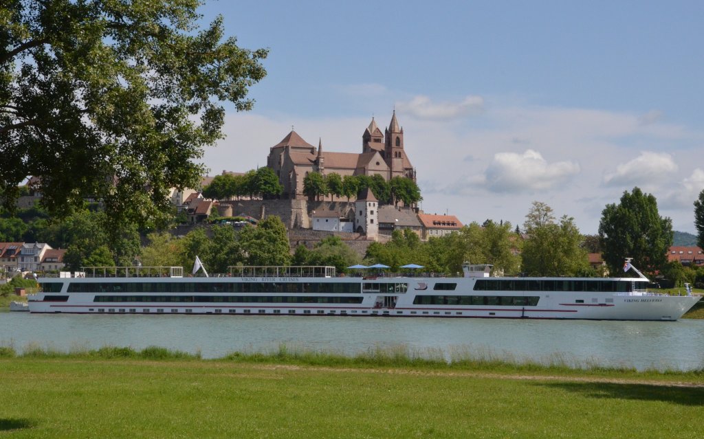 Breisacher Burgberg mit Stephans-Mnster und auf dem Rhein das Flusskreuzfahrtschiff  ,,Viking  Helvetia´´ gesehen am 08.06.2013. Technische Daten: Baujahr 2005, Lnge 131,80m, Breite 11,40m, 12 Kn.  Besatzung 44, Passagiere 198 