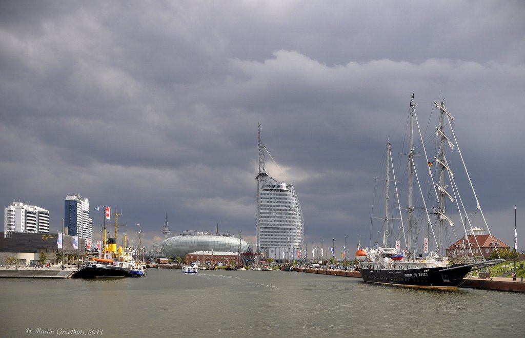 Bremerhaven - im Neuen Hafen am 13.08.2011 ( Rechts im Bild das Kreuzfahrtschiff  Running on Waves )