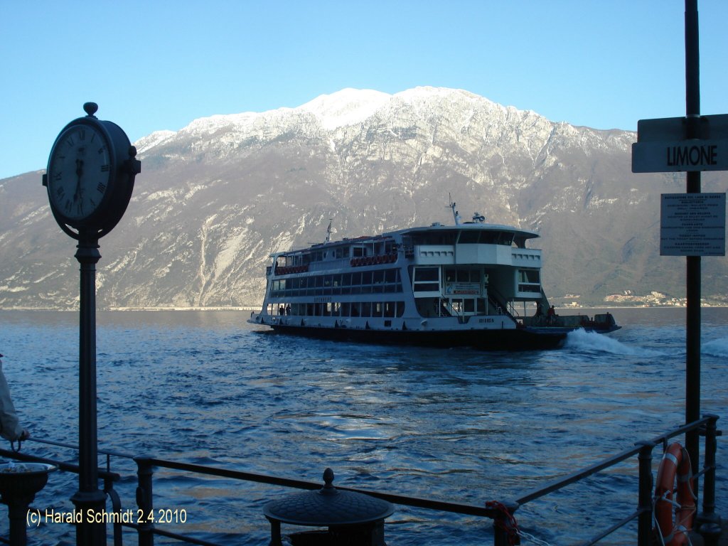 BRENNERO am 2.4.2010 auf dem Gardasee Limone auslaufend Richtung Riva / 
Autofhre / La 54,0 m, B 10,8 m / 2 x MTU 12V 183TE 62 Diesel  550 kW, 2 x VSP, 21 km/h  /  max. Pass. 1000 / 48 Kfz / 1986 bei Cantiere C.R.N., Ancona /
