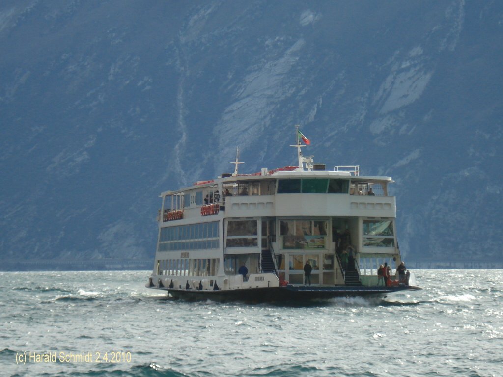 BRESCIA am 31.3.2010 auf dem Gardasee Limone anlaufend / 
Autofhre / La 46,3 m, B 9,42 m / 2 x MTU 6V 396TC 32 Diesel  350 kW, 2 x VSP, 21 km/h  /  max. Pass. 688 / 20 Kfz / 1989 bei Cantiere C.R.N., Ancona /
