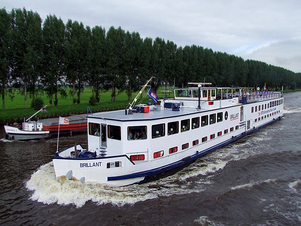 BRILLANT; ein kleines Flukreuzfahrtschiff, welches max.78Personen Platz  bietet ist im Amsterdam-Rijnkanaal Richtung Utrecht unterwegs;100903