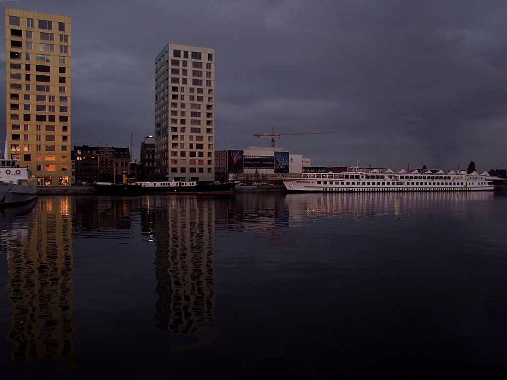 BRITANNIA(4200180; L=110; B=11,6mtr.; Bj.1969; 236Passagiere)befindet sich im Morgengrauen im Hafen von Antwerpen; 110831