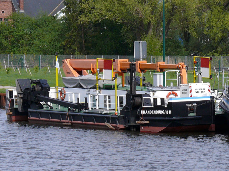 Brckenuntersuchungsprahm BU3960 vom WSA Brandenburg/Havel; Elbe-Lbeck-Kanal in Lauenburg, 29.4.2010
