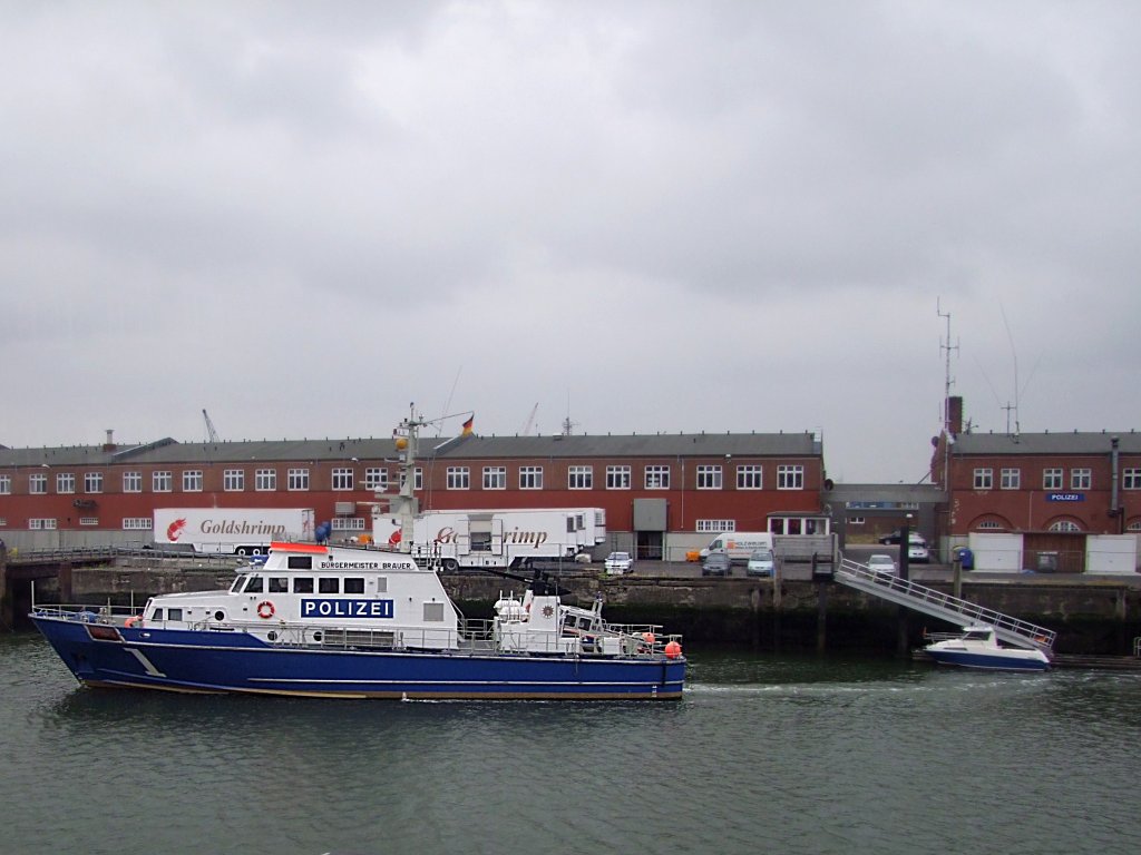 Brgermeister-Brauer(L=30;B=6mtr) verlsst die Polizeistation im Hafengebiet von Cuxhaven;090828