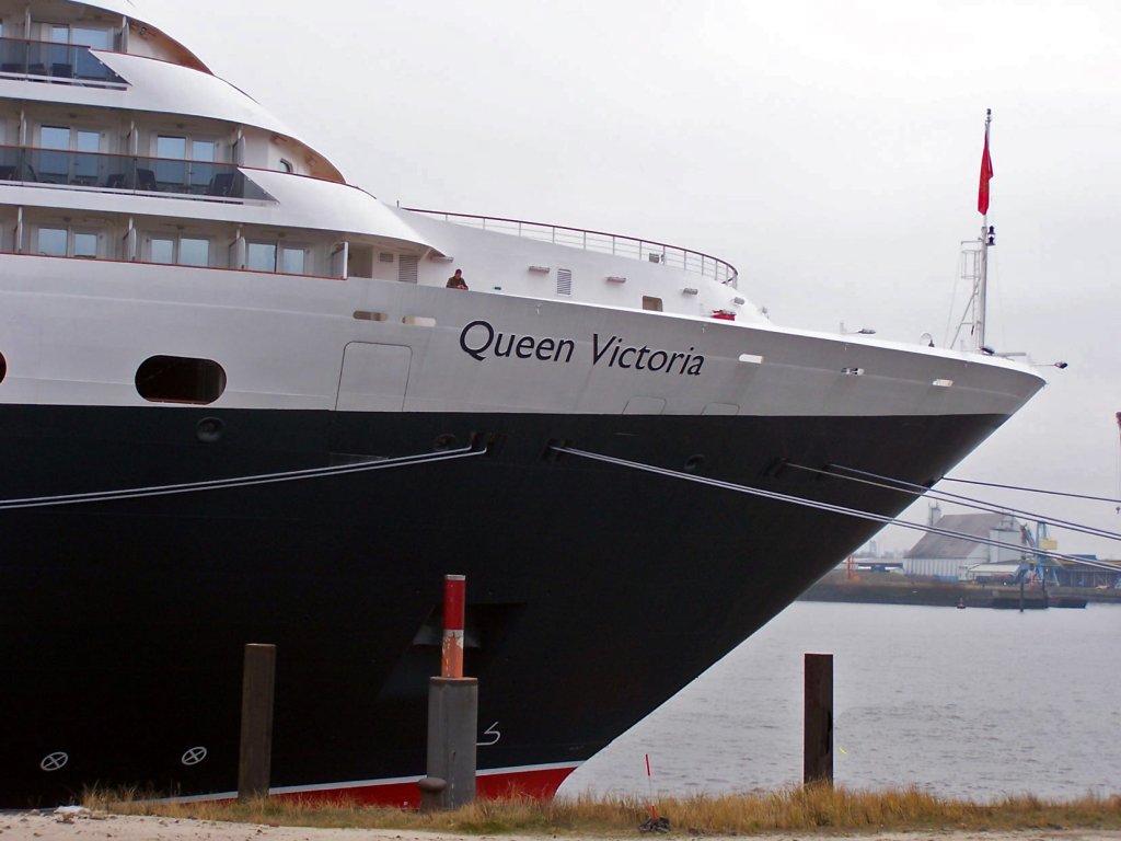 Bug der  Queen Victoria . Sie besuchte auf ihrer Jungfernfahrt 2007 den Hamburger Hafen. Mit 90.000 Bruttoraumzahl (BRZ) ist der Luxusliner kleiner als die  Queen Mary 2  (rund 150.000 BRZ). Auf 294 Metern Lnge, 32 Metern Breite und gut 62 Metern Hhe vom Kiel bis zum Schornstein-Topp bietet sie 2014 Passagieren aber viel Luxus und Komfort.