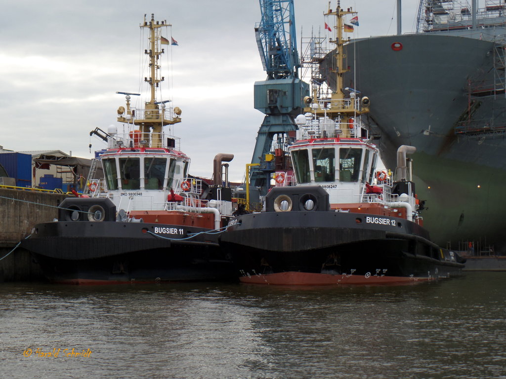 BUGSIER 11 (4) (IMO 9800348) und BUGSIER 12 (3) (IMO 9808247) am 4.8.2017, Hamburg, Reiherstieg, im Päckchen an der Lürssen-Norderwerft / 