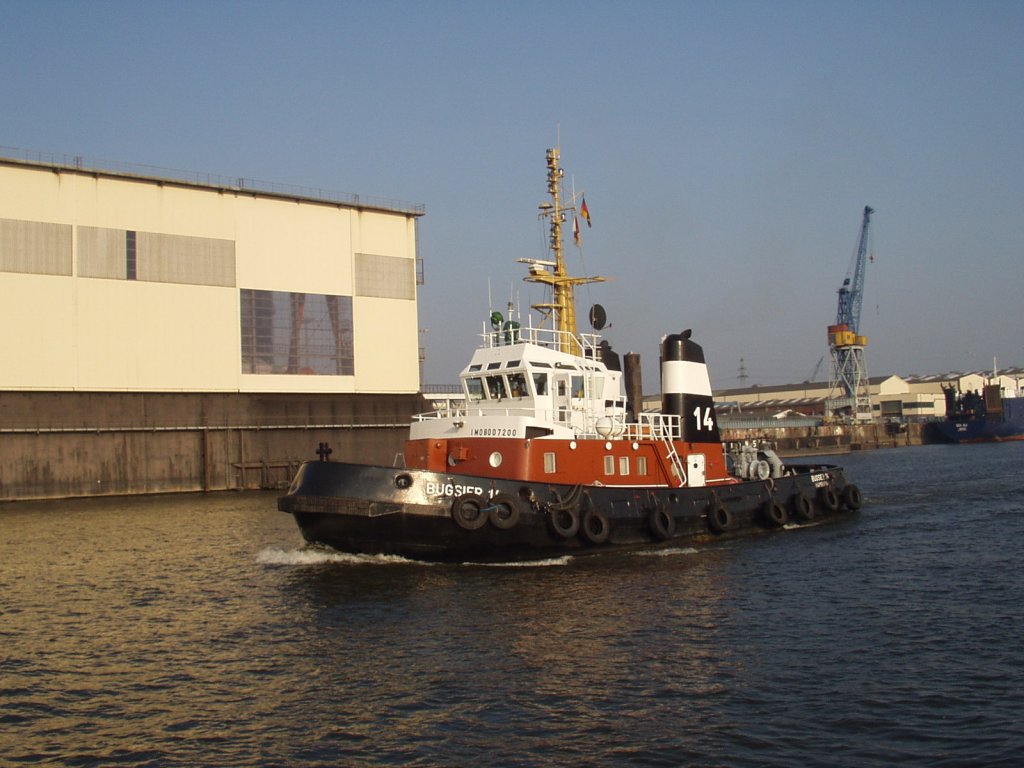 Bugsier 14 hat seine Job getan und luft zurck zum Liegeplatz (8.10.2005)