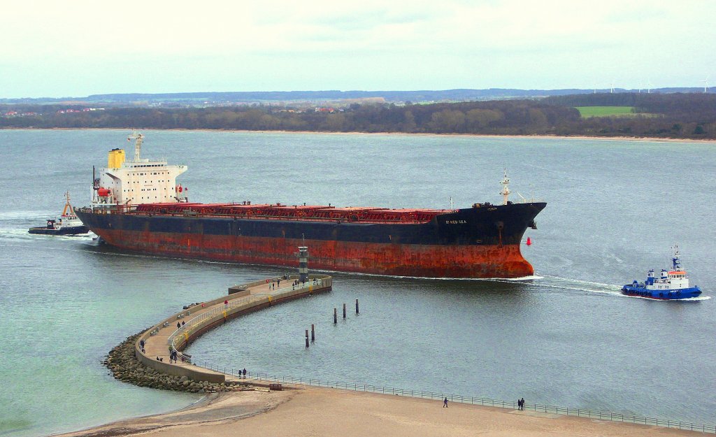 Bulk Carrier ID RED SEA IMO 9052604, passiert im Schleppverband die Nordermole in Lbeck-Travemnde. UTC:13:21:30  am 1.4.2012