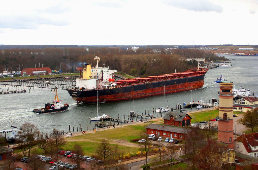 Bulk-Carrier ID RED SEA, IMO 9052604, 225m lang und 32m breit, Baujahr 1994, BRT 38267 Flagge: Hongkong, EX: FAREAST TRIUMPH passiert die Vorderreihe in Lbeck-Travemnde... UTC: 13:26:42  am 1.4.2012