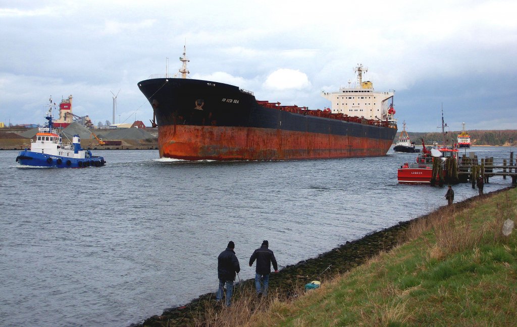 Bulk-Carrier ID RED SEA IMO 9052604, passiert im Schleppverband die  Schlutuper Enge  mit Kurs Lbeck Vorwerkerhafen Rautenberg-Silo um dann 30.000 t Getreide aufzunehmen. Restladung wird danach in Hamburg abgeholt...
UTC: 14:14:08  am 1.4.2012