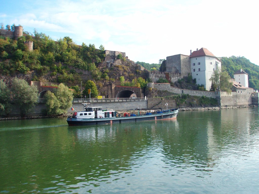 Bunkerboot  Bunker Service 1  des NWB, am 14.09.2008 auf der Donau bei Passau fotografiert.