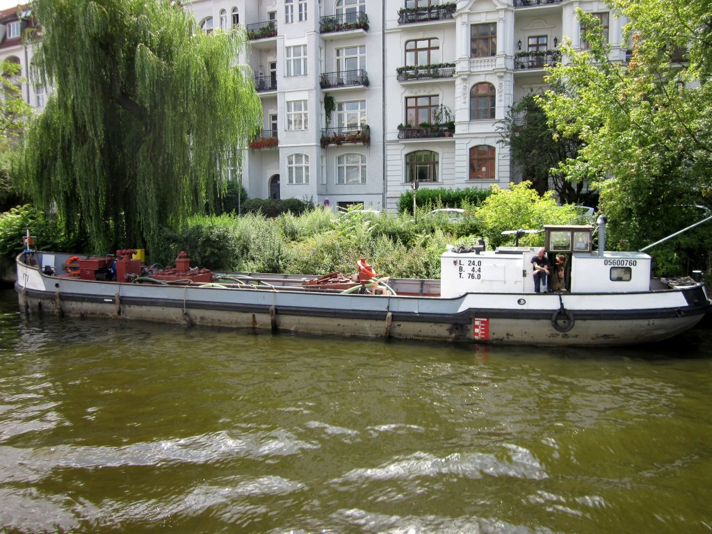Bunkerboot FT I , 05600760 , 24 x 4.40 , hier am 26.07.2011 auf der Spree Stillliegend am Holsteiner Ufer in Berlin-Moabit.