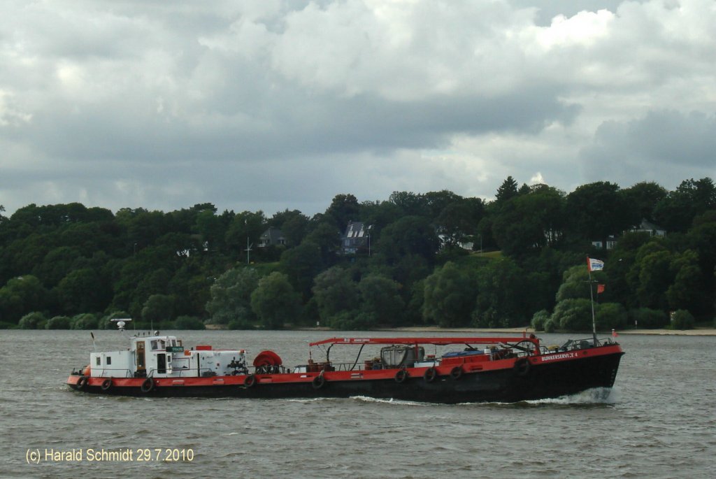 BUNKERSERVICE 4  (ENI 05104310) am 29.7.2010 auf der Elbe nach Hamburg laufend, Hhe Bubendey-Ufer.
Tankleichter / Heimathafen: Hamburg /
