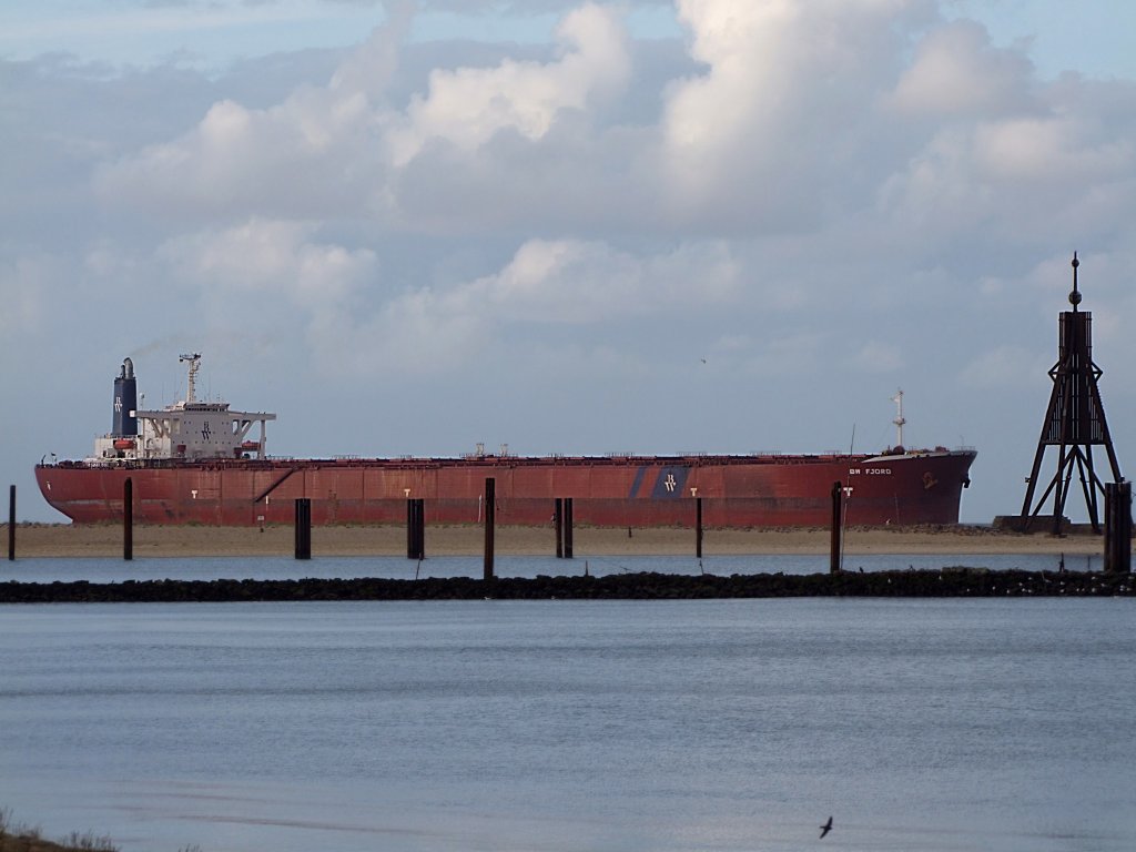 BW-FJORD(IMO-8314471;L=332;B=57mtr.)scheint das Cuxhavener Wahrzeichen zu rammen;090830 