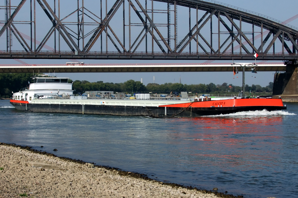  CALCIT 8  auf dem Rhein bei Duisburg 25.9.2011