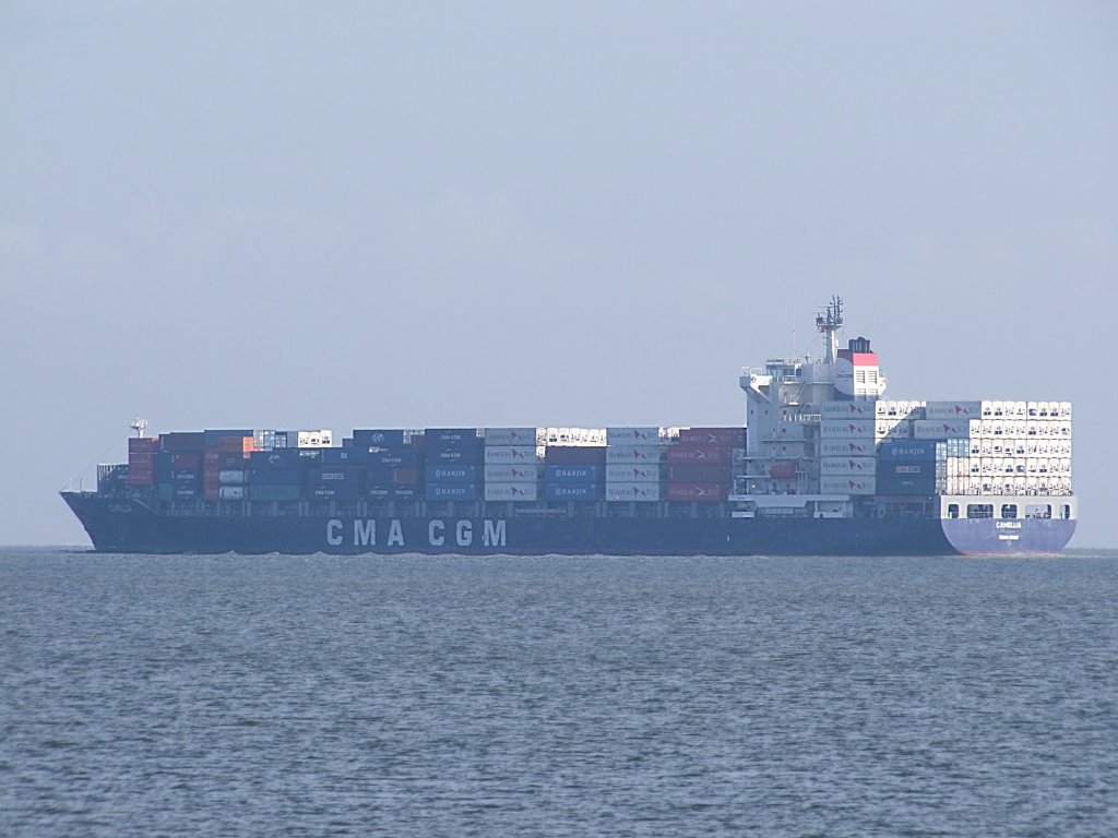 Camellia (IMO-9314947;L=222;B=30mtr.) steuert in den frhen Morgenstunden bei Cuxhaven Richtung Nordsee;090826