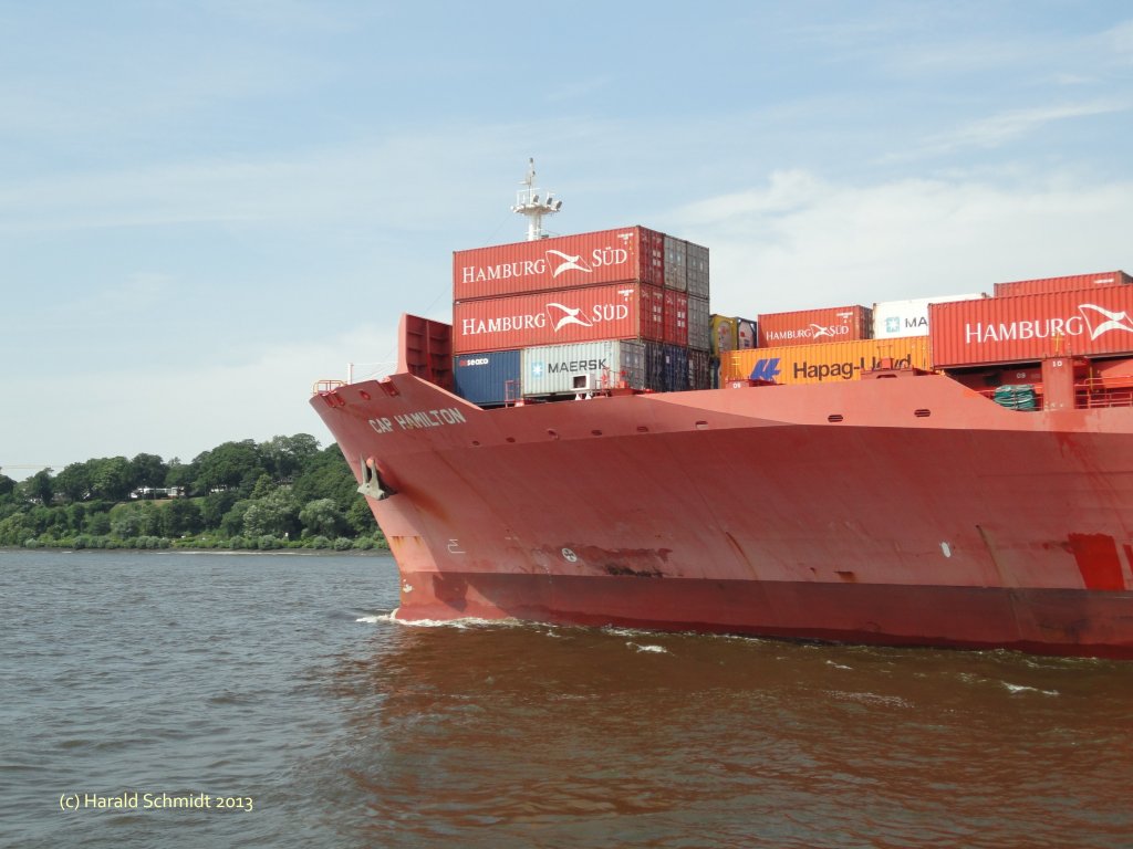 CAP HAMILTON (IMO 9439498) am 24.7.2013, Hamburg auslaufend, Foto von Bord einer HADAG-Fhre /
ex CPO BOSTON / 
Containerschiff / BRZ 41.358 t / La 262,05 m, B 32,25 m, Tg 12,5 m / 1 Diesel,  HYUNDAI-WRTSIL 8RTA82C 36.160 kW, 25,6 kn / 4.255 TEU / 2009 bei Hyundai Heavy Industries, Ulsan, Ulsan, Sdkorea / Flagge: Liberia, Heimathafen: Monrovia / Eigner: Claus Peter Offen, Hamburg, eingechartert durch Hamburg Sd / 
