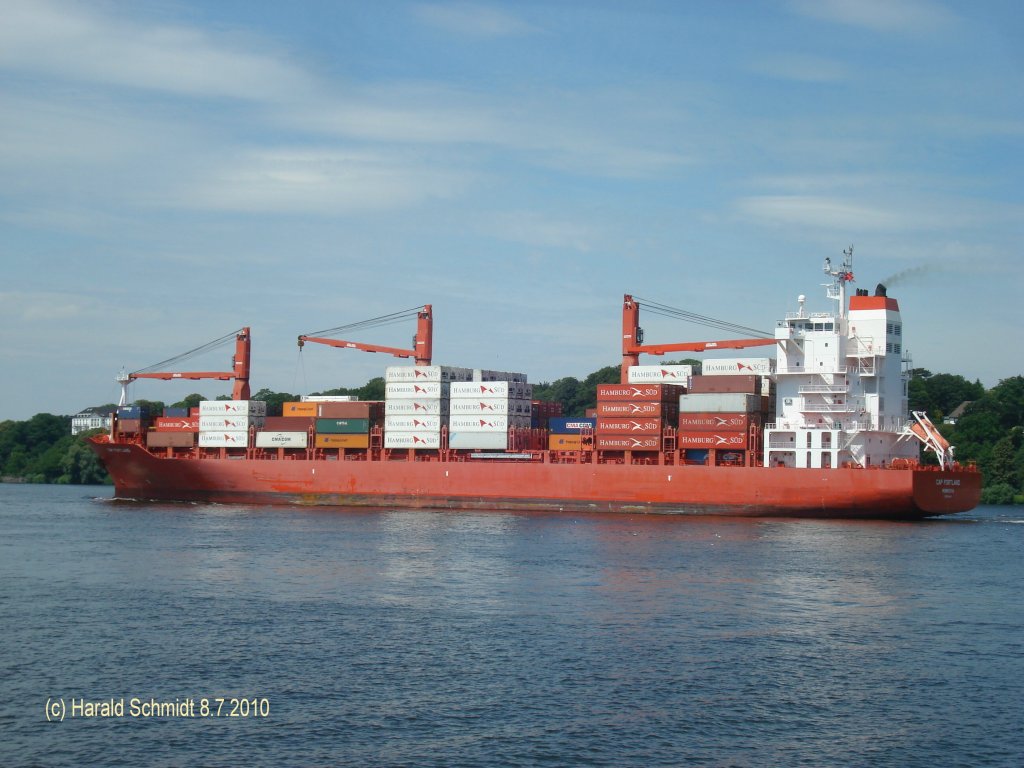 CAP PORTLAND  IMO 9344631 am 8.7.2010 auslaufend Hamburg vor dem Bubendey-Ufer /
Ind. 2007 / Flagge: Liberia / BRZ 22.914 / L: 186,37m, B: 27,6m, Tg: 11,3m / 19.876 kW, 18,9kn / 1819 TEU /
