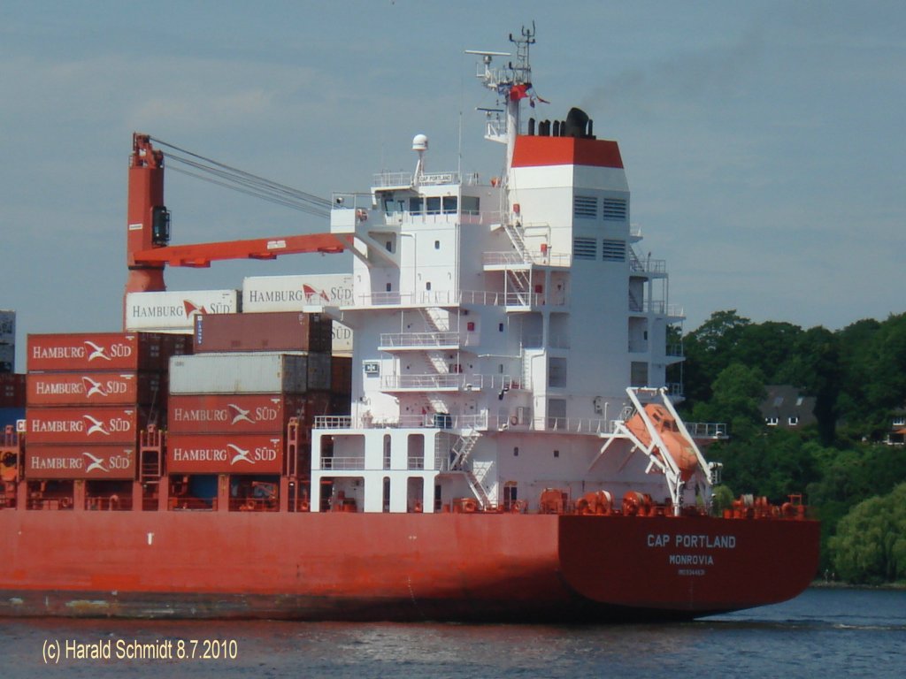 CAP PORTLAND  IMO 9344631 am 8.7.2010 auslaufend Hamburg vor dem Bubendey-Ufer /
Ind. 2007 / Flagge: Liberia / BRZ 22.914 / L: 186,37m, B: 27,6m, Tg: 11,3m / 19.876 kW, 18,9kn / 1819 TEU /
