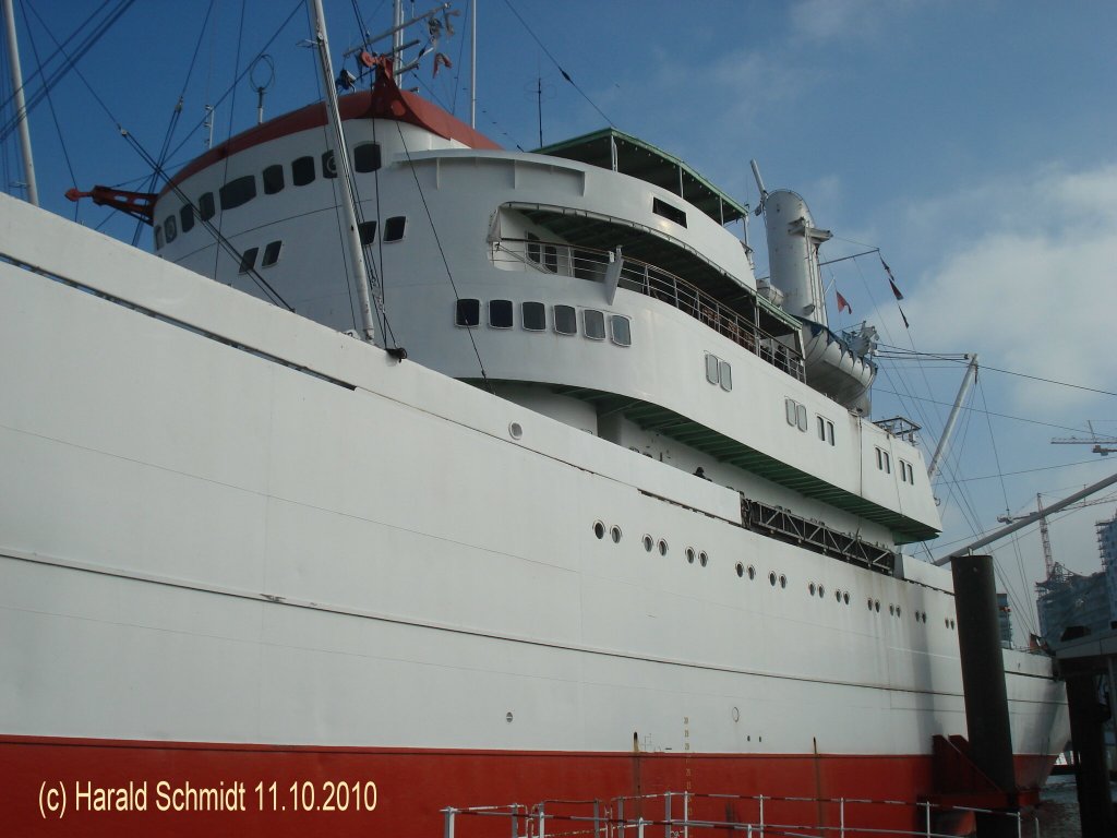 CAP SAN DIEGEO   IMO 5060794 am 11.10.2010, am Dauerliegeplatz an der berseebrcke, Hamburg / 
ex Sangria (1986), San Diego (1982), Cap San Diego (1962) / Stiftung Hamburger Admiralitt, Hamburg / Stckgutfrachter /  bei Deutsche Werft Hamburg, 1962,  Nr. 785 / BRZ 9998 / La. 159,4m, B 21,4m, Tg. 8,4m / 1 MAN 9-Zyl. 2-Takt Diesel, 8569 kW, 11643 PS, 19 kn /  12 Pass. /
