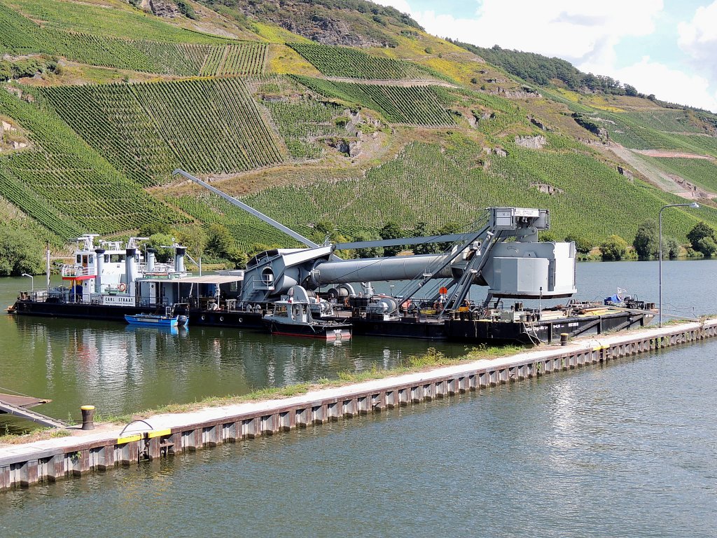 CARL-STRAAT, das Tauchglockenschiff(L=52;B=12mtr.; 2x280PS; Bj.1963)wartet mit siner 8Mann starken Besatzung in der Schleuse von Zeltingen auf seinen Einsatz; 120827