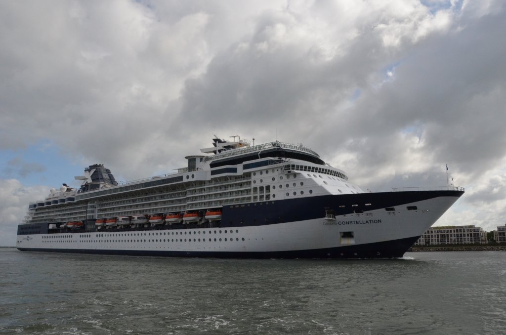 Celebrity Constellation ein super Kreuzfahrtschiff. Mit 11 Decks strahlt sie eine Eleganz und ein Ambiente aus. Das neuste Schiff der Millennium Klasse. Im Mai 2010 wurde die Celebrity Constellation renoviert und mit vielen innovativen Elementen der beliebten Solstice Klasse ausgestattet. Technische Daten: Lnge: 294 Meter, Breite: 32 Meter, Tiefgang: 8 Meter, Passagiere: 1.950, Tonnage: 91.000, Geschwindigkeit: 24 Knoten. Beim einlaufen in Warnemnde gesehen am 21.07.2012

