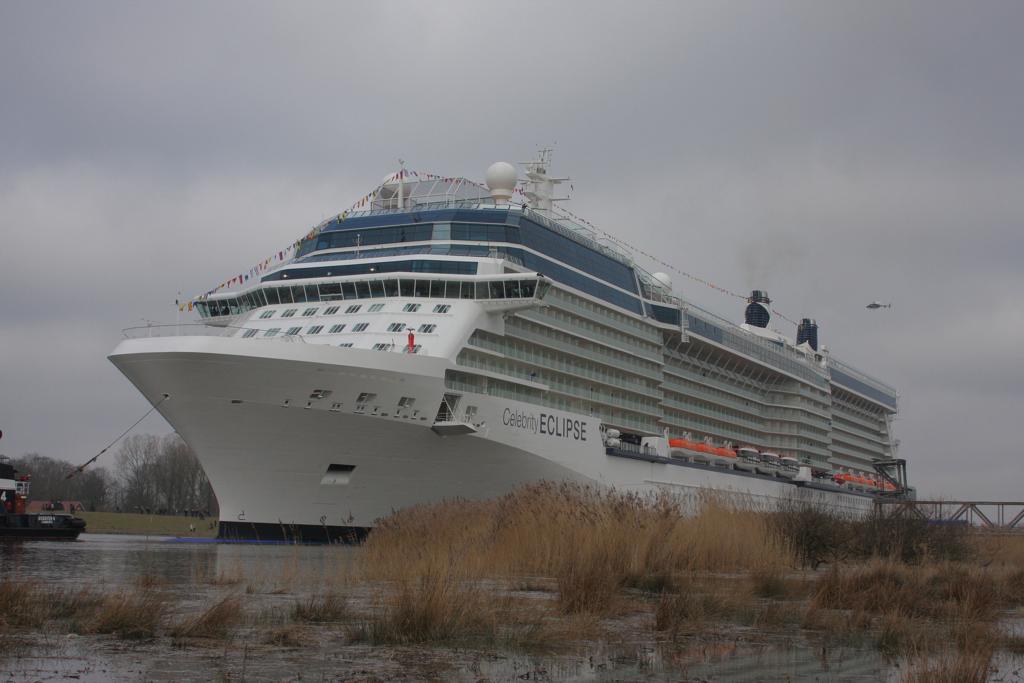 Celebrity Eclipse auf der Ems bei Weener
bei ihrer berfhrungsfahrt von der Meyer Werft in Papenburg
nach Eemshaven am 11.03.2010.