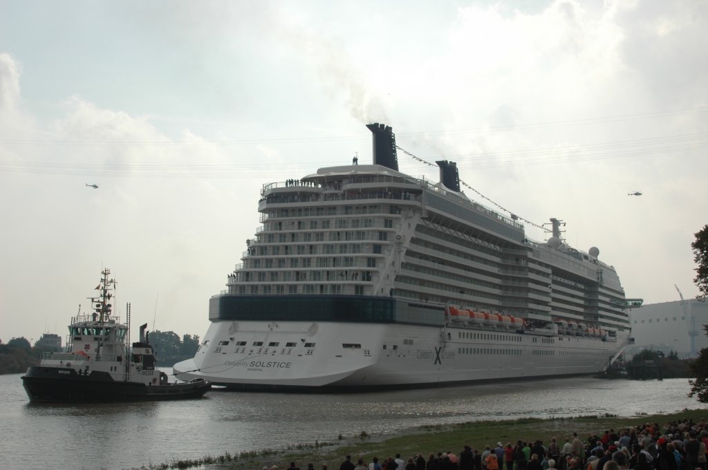 Celebrity Solstice an der Dockschleuse der Meyerwerft/Papenburg, der Zug-Schlepper Weser im Vordergrund am 28.09.2008.