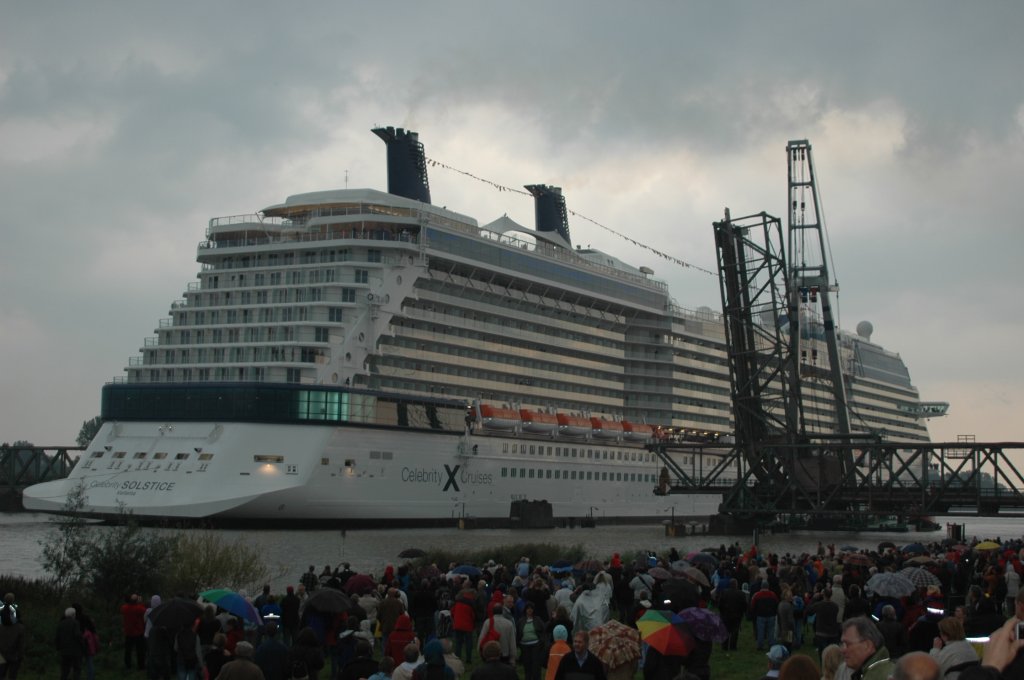 Celebrity Solstice bei berfhrungsfahrt auf der Ems an der Friesenbrcke in Weener am 28.9.2008