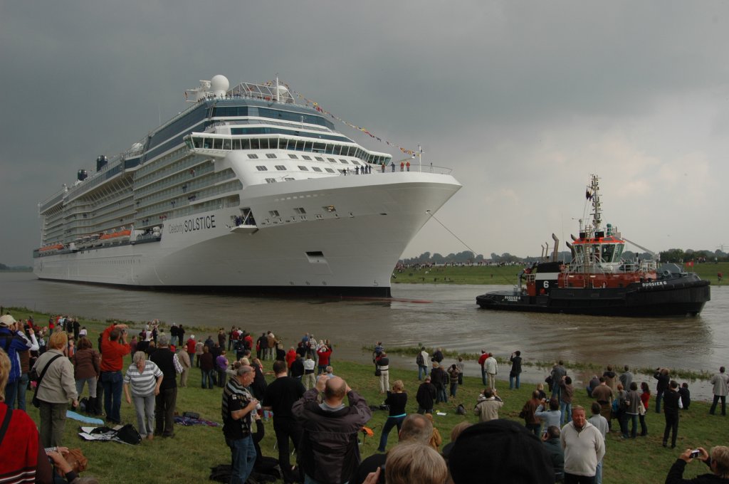 Celebrity Solstice nach der Ausfahrt aus der Dockschleuse in Papenburg am 28.9.2008. Hinten mit dem Schlepper Bugsier 6. Das Schiff wird rckwrts ber die Ems berfhrt.