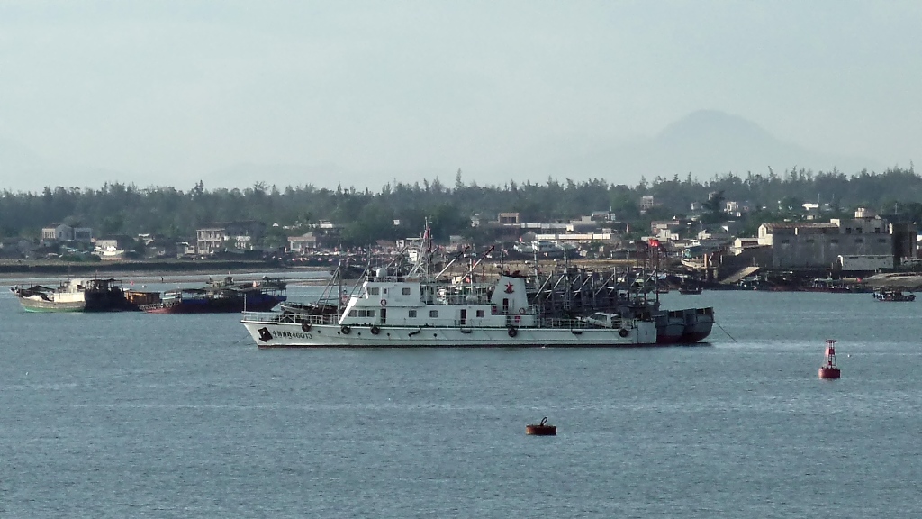 Chinesische Marine und Fischerboote, Yangpu/Hainan, 25.7.10