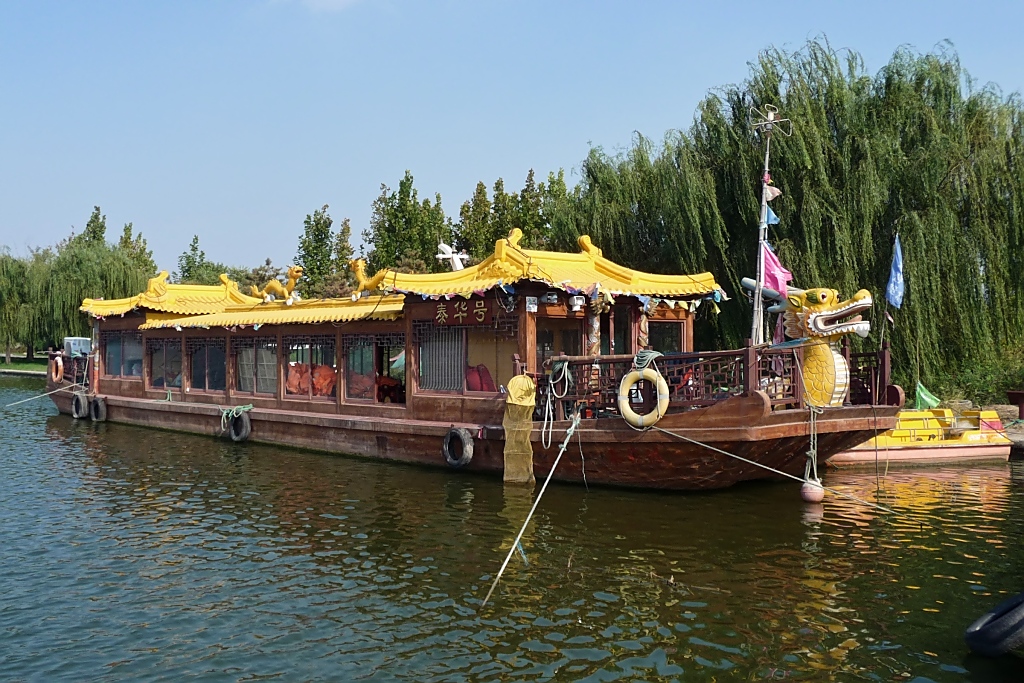 Chinesisches Drachenboot, genutzt als Bootsverleih für Treetboote, in Shouguang am Mihe river, 16.10.11