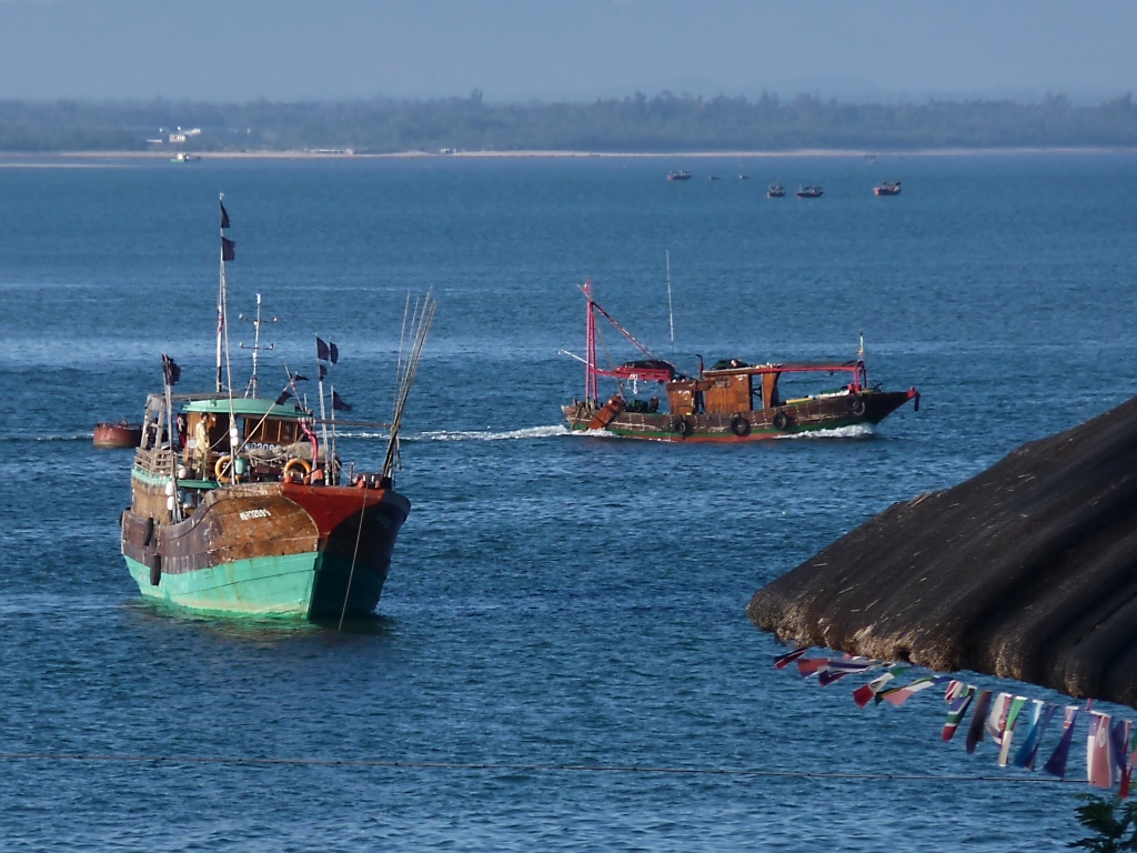 Chinesisches Fischerboot und kleine Barkasse in Yangpu/Hainan, 1.8.10