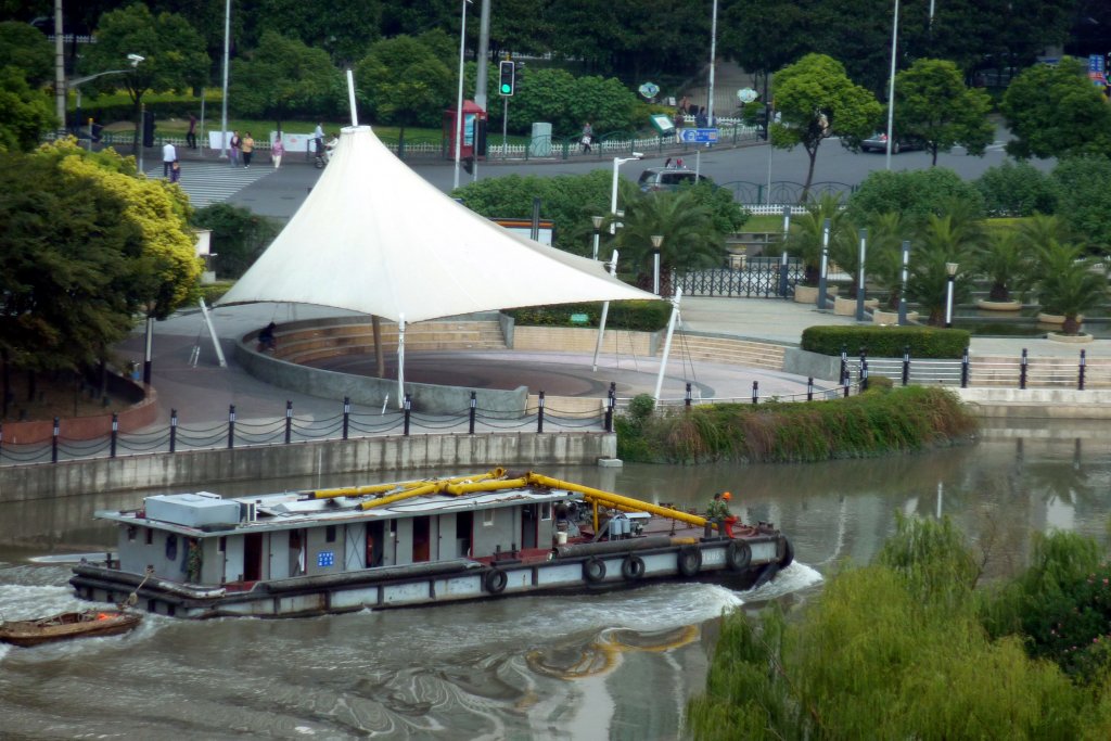 Chinesisches Wasserbaufahrzeug auf dem Wusong in Shanghai.