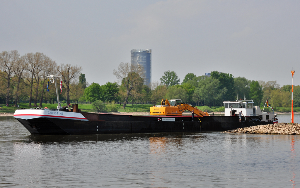  Christine  mit Liebherr 914 Bagger an Bord bei Bonn-Oberkassel - 21.04.2011