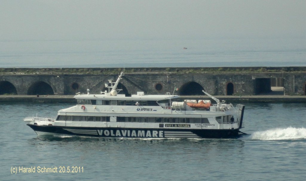 CITTA DE SORRENTO (IMO 8701600) am 20.5.2011, Neapel auslaufend / 
Schnellfhre / La 37 m, B 7 m, Tg 2,5 m / GT 286 / 27 kn / 295 Pass. / Flagge: Italien / 1987 bei Marinteknik Shipbuilders, Singapur /

