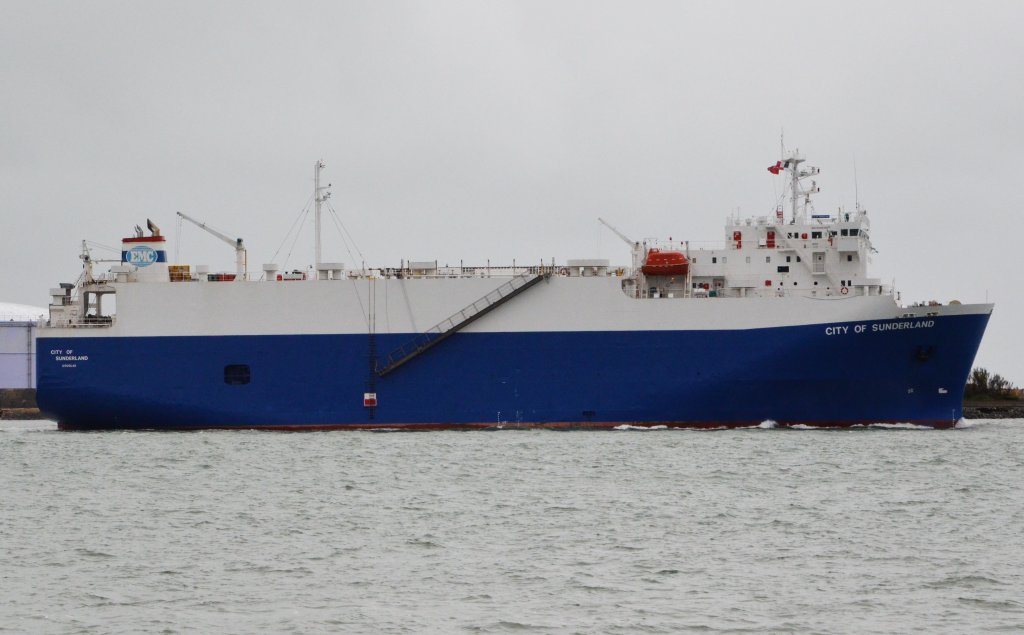 City of Sunderland, ein Frachtschiff  mit Heimathafen Douglas verlässt gerade den Hafen von Le Havre. Beobachtet am 27.05.2013.
