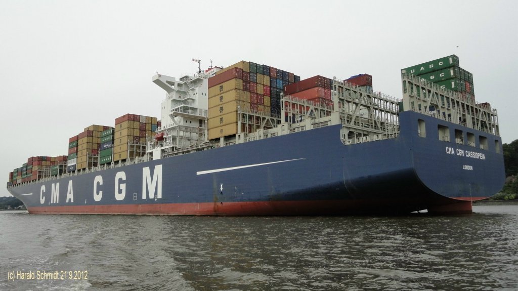 CMA CGM CASSIOPEIA  (IMO 9410765) am 21.9.2012, Hamburg, Elbe, auslaufend Hhe Neumhlen / Aufnahme von einer HADAG-Fhre /
Containerschiff / GT 135.000/ La 363 m, B 45,6 m, Tg 15,5 m / 1 Diesel MAN B&W 12K98 ME-CMk7; 24,7 kn / TEU 11.388, Reefer 363 / 2011 bei HHI, Sdkorea / Flagge: UK, Heimathafen: London /
