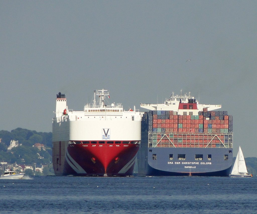  CMA CGM Christophe Colomb  und die  Sebring Express  auf der Elbe bei Hamburg 13.07.2010. 