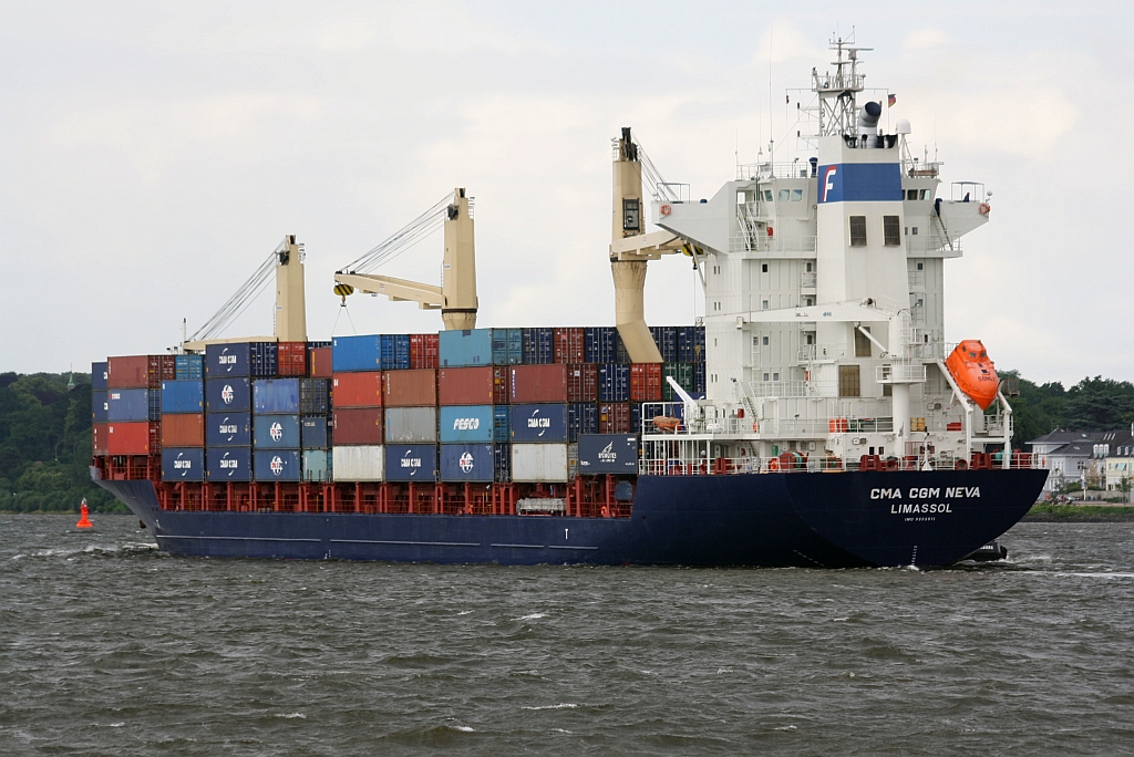 CMA CGM NEVA (IMO: 9322011) am 06.Juli 2009 auf der Elbe bei Hamburg-Finkenwerder.


