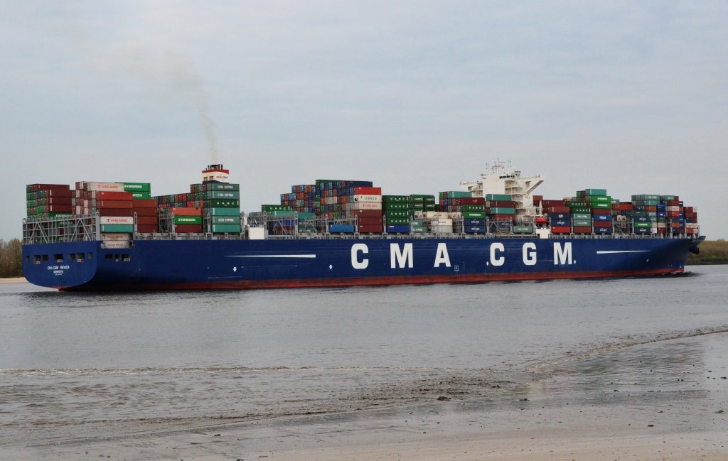 CMA CGM Nevada, ein Containerschiff, Heimathafen Monrovia, auslaufend vorbei am Willkommen Hft. Gesehen am 03.05.2013. Technische Daten: L. 366m, B. 48,20m, T. 15,50m, Kn. 25,4 Container: 12567 Teu, IMO: 99471408. 