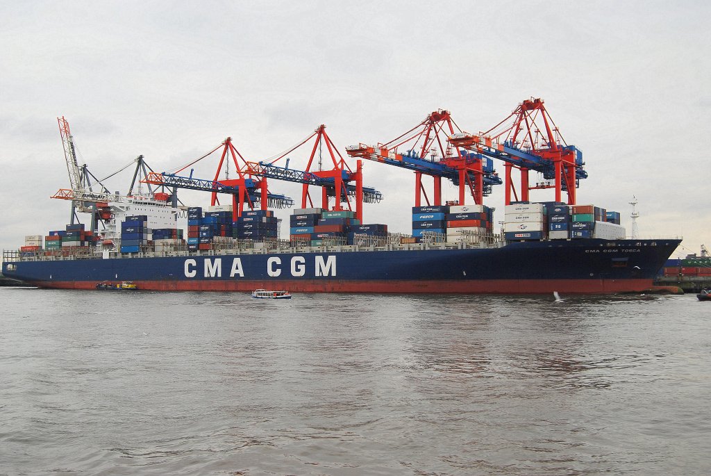 CMA CGM Tosca IMO-Nummer:9299783 Flagge:Frankreich Lnge:334.0m Breite:42.0m Baujahr:2005 Bauwerft:Hyundai-Samho,Samho Korea Stellpltze fr 8204 TEU im Hamburger Hafen liegend am 12.12.09