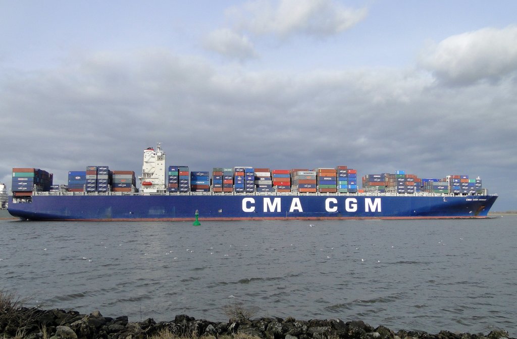  CMC CGM Ivanhoe  passiert Lhe
verall length (m): 350,00 
overall beam (m): 42,80 
maximum draught (m): 15,00 
maximum TEU capacity: 9661