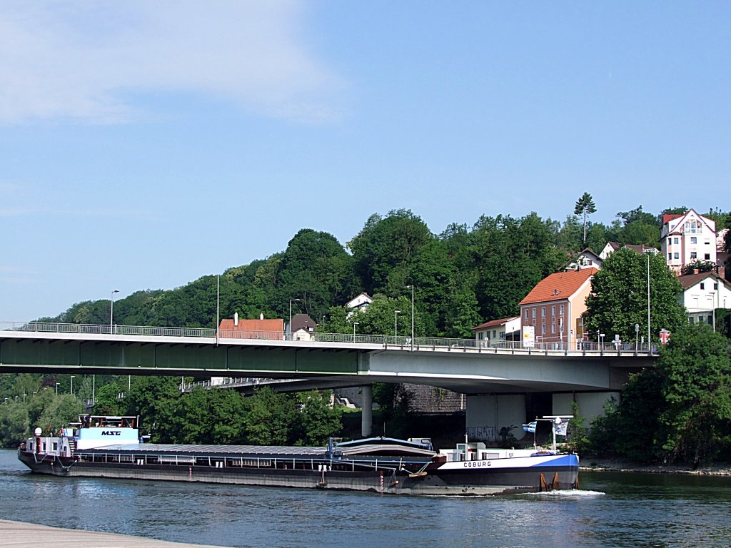 Coburg(EurNr04503710; L=56; B=10,5mtr;1724t; Baujahr 1979) fhrt bei Passau die Donau Fluabwrts;110615
