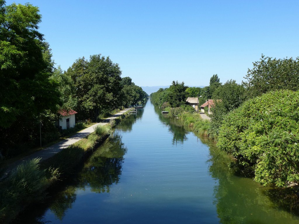 Colmar-Kanal, Blick von der Brcke in Muntzenheim, am Horizont die Vogesen, Aug.2013