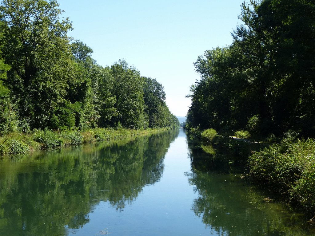 Colmar-Kanal, verbindet Breisach am Rhein mit Colmar und wird von Ausflugsschiffen regelmig befahren, Aug.2013