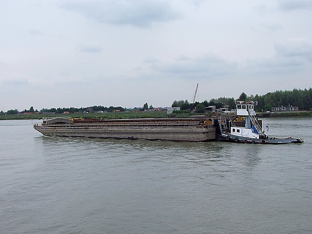 Commando(NI-Nr02322529;L=21,3;B=5,82mtr.;Baujahr1956)rackert sich im Bereich von Kinderdijk mit 2Schubleichtern ab;100902